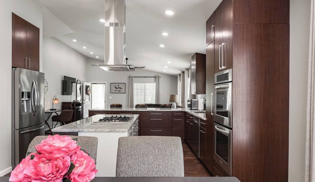 Chef's Kitchen, King Bed near GM Orion, Shops/Dining and Easy Access to Freeways