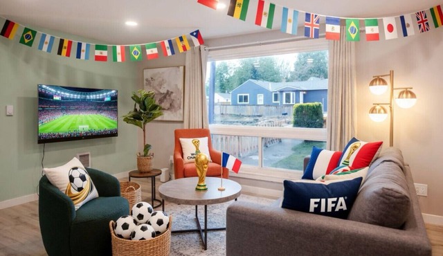 Chic 3BR+2BA Duplex w/Serene View+BBQ near airport