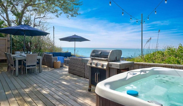 Chic Beach House: Waterfront, Vineyards, Hot Tub