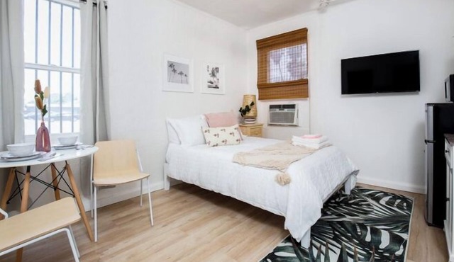 Chic & Cozy Studio for 2! Amazing DTLA Location!