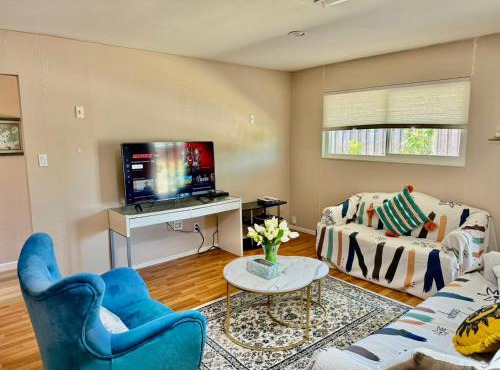 Chic Home with Expansive Backyard- duplex back unit in San Mateo