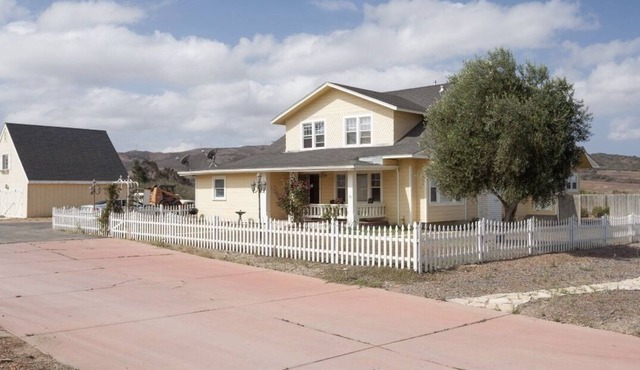Classic 19th Century Architecture, Huge Space For Large Families.
