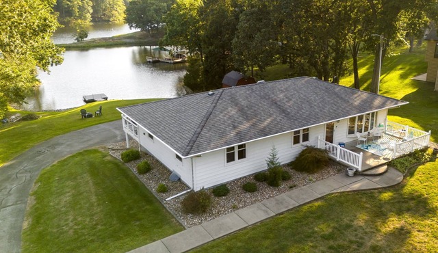 Classic Lakeside Vacation Sleeps 9