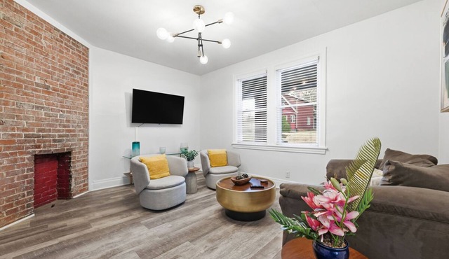 Clean, comfortable 2BR in a quiet neighborhood near downtown and stadiums. Guests love the spotless space, thoughtful touches, and fully stocked kitchen. Enjoy fast WiFi, smart TVs, easy check-in, free parking, plus a porch and private balcony. in Pittsburgh