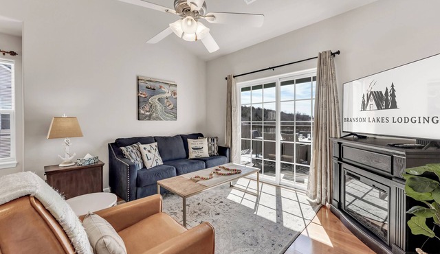 Close to SDC! Gorgeous Lake View Condo! Lake access! Dog ok and kid friendly