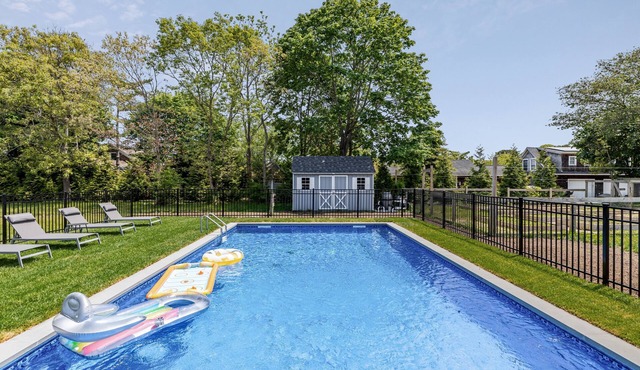 Coastal Retreat With Saltwater Heated Pool, 5 Min To Beach, Fire Pit, 4 BDRM