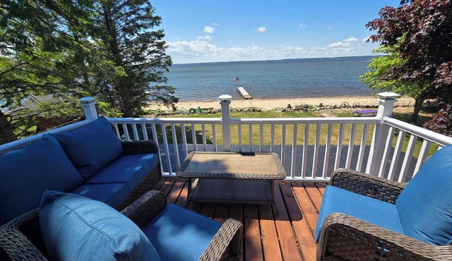 Comfortable 3-bedroom 2 bath home with beach on Little Bay de noc. Pets welcome!