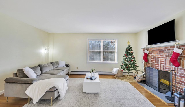 Comfortable and bright home - near downtown Mystic.