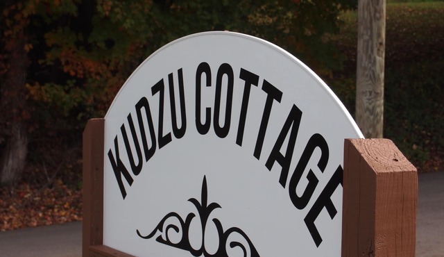 Comfortable and Modern Cottage, 10 Minutes from Tusculum University.