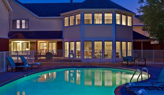 Comfortable Countryside Stay, 3 Comfortable Units, Onsite Pool, Pets Allowed in Eagan