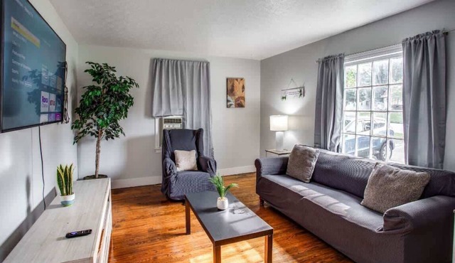 Comfortable Home Close to Everything Near Downtown