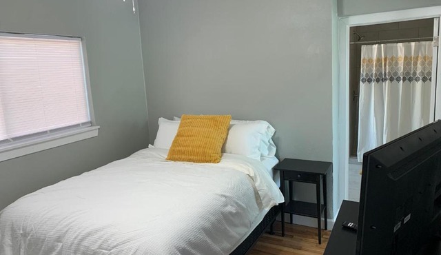 Comfortable Suite with private entrance & private bathroom