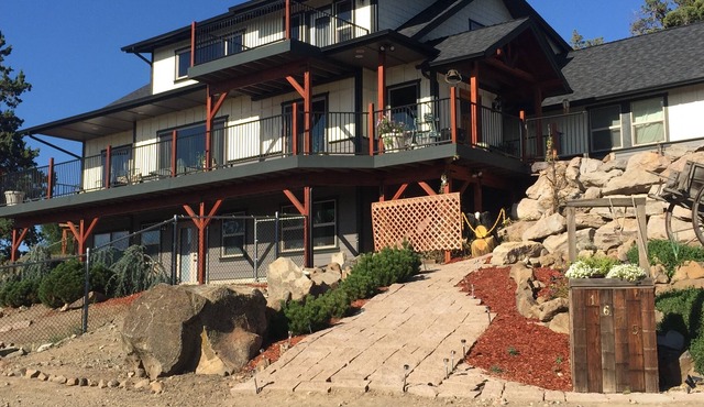 Comfy n Cozy Hideaway that is great for Smith Rock enthusiast just 5 miles away!
