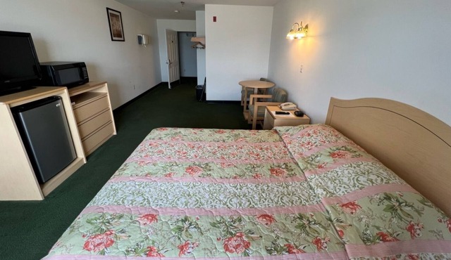 Comfy Petite Queen Suite in the Heart of Red Bud!