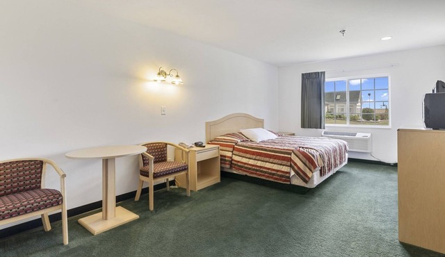 Comfy Single King Suite in the Heart of Red Bud!