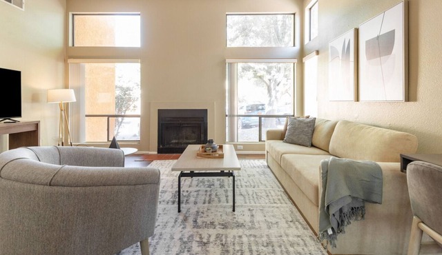 CONGRATS! You found a large 1BR apt prime location in unit Washer/Dryer, parking