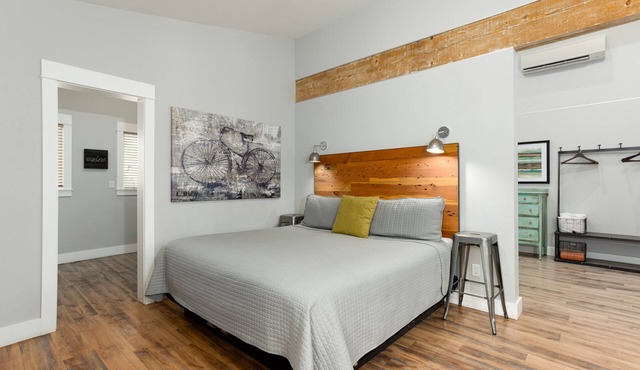 Contemporary Chic │West Side │Walk Everywhere │Hot Tub │One Block to River