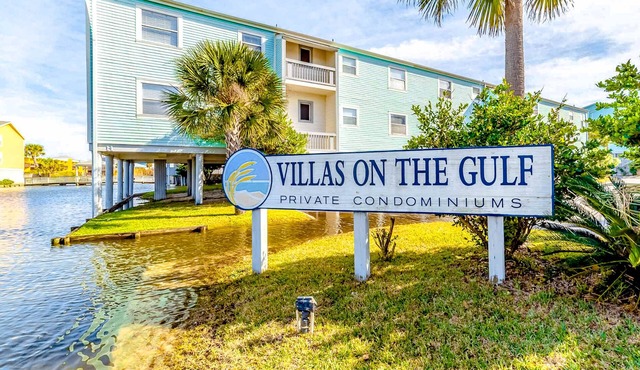 Convenient condo near beach with pool, balcony, & W/D - snowbird-friendly