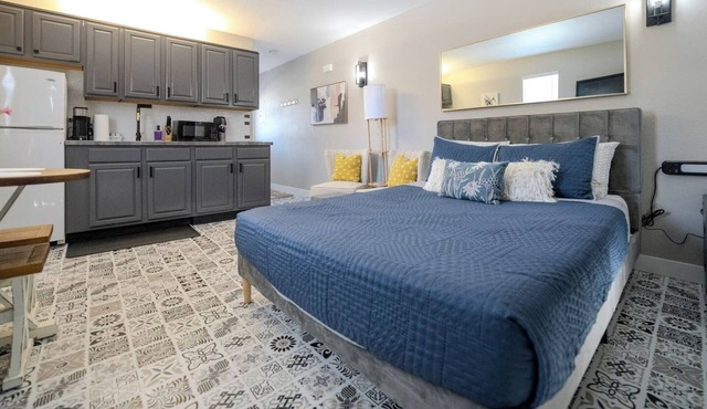 Corner | Top Floor | Fall Creek | Convenient to 76 in Branson