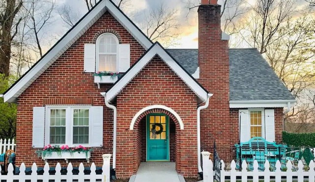 Cottage for 12, Close to Ark, Private Parking, 4BR