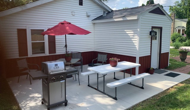 Cottage11: 2 Bedroom-3 beds. Laundry, Sleeps 6. Park right at your Entry Door.