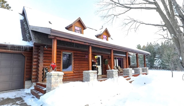 Country Living Custom Built Log Home with Hot Tub and Sauna