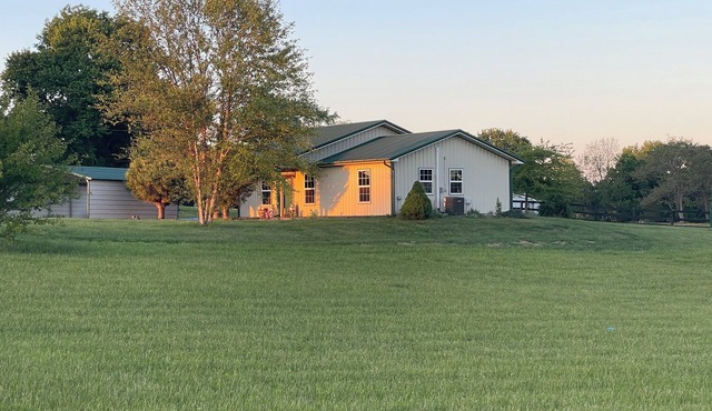 Cozy 1-bedroom ranch house in Georgetown on 10 acres with horse paddock.