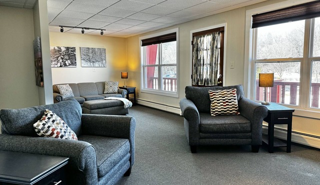 Cozy 2-Bedroom Upstairs Apartment in Paradise