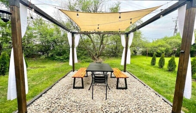 Cozy 2BR Mid-Century Townhouse w/Parking Near Downtown Ann Arbor & The Big House