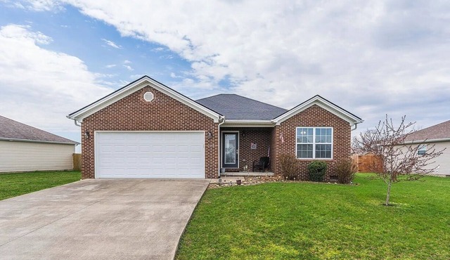 Cozy 3-bedroom 2-bath house with AC in Berea