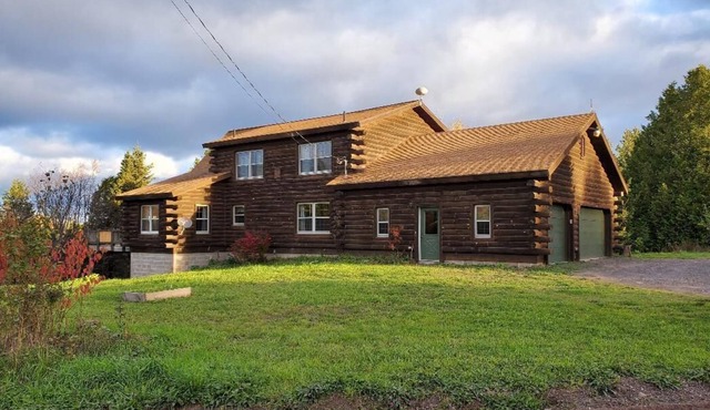 Cozy 3-bedroom cabin with 2 indoor wood fireplaces