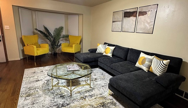 Cozy 3 bedroom house in Southfield with Wifi full kitchen and smart TVs