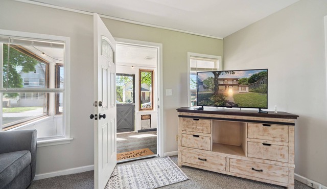 Cozy and Convenient 3-bedroom Home In the Heart of Lansing w/Wifi And Coffee in Lansing
