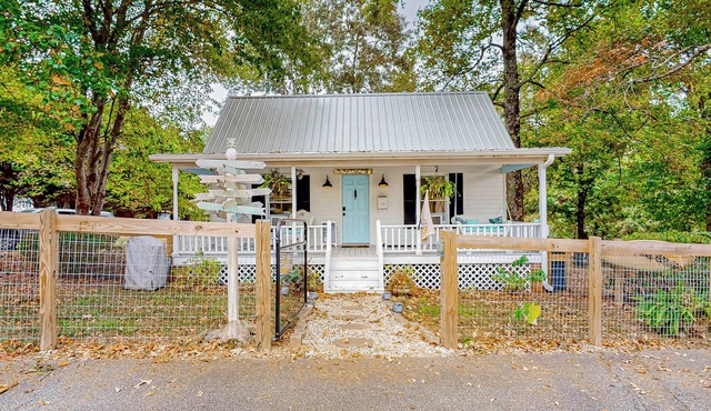 Cozy Blue Ridge Cottage, Close to Hiking!