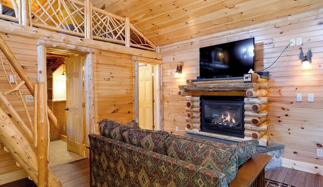 Cozy Cabin with second floor loft, fireplace, campfire pits, and kitchen