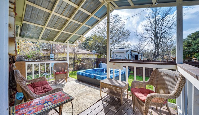 Cozy Canyon Lake Cottage Rental w/Private Hot Tub