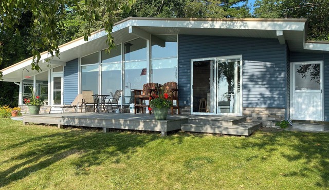 Cozy Cottage with private beach front on Lake Huron- short drive to Tawas City!
