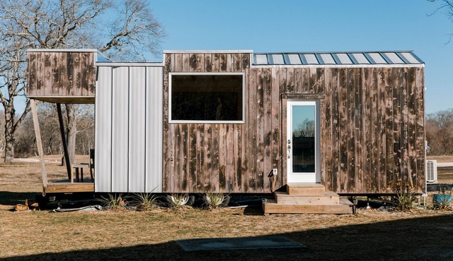 Cozy Custom Built Tiny Home on a 40 acre Artist/Nature Preserve with Lakes in Riverhead