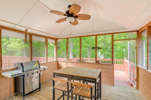 Cozy Hermitage Home w/Deck: 11 Mi to Nashville!