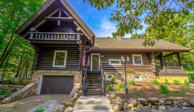 Cozy Lake front luxury, hot tub, ice fish, snowmobile, fireplace, screened porch