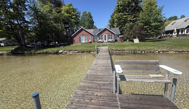 Cozy Lakefront Cabin - A stone throw away from Michigan's best kept secrets!