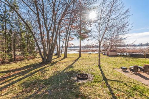 Cozy Lakefront Studio On Long Lake