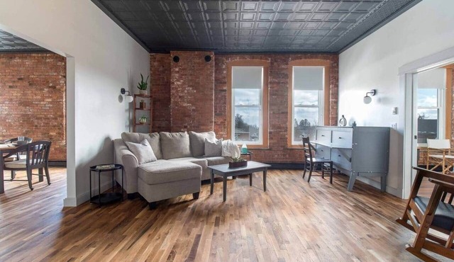 Cozy Loft-Pet Friendly-Spacious