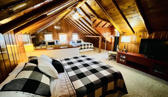 Cozy Log Cabin on Golf Course, Across from Otsego Lake
