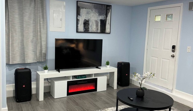Cozy Modern Studio - Near MacArthur Airport