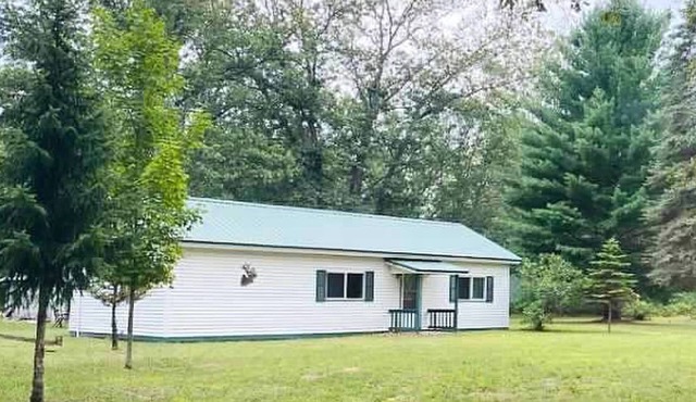 Cozy Peaceful 1 bedroom Cabin, that sleeps 6 - A perfect nature filled getaway.