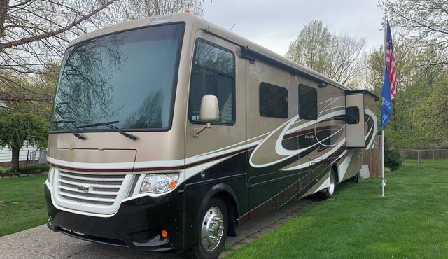 Cozy Pet-Friendly RV with Spectrum TV, WiFi, AC in charming Zephyrhills, Fl