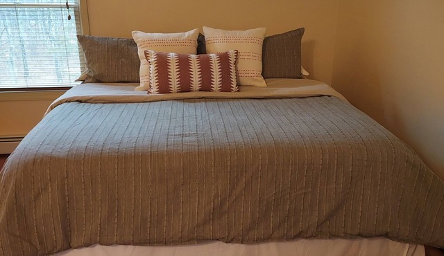 Cozy private suite in the heart of beautiful Gardiner.