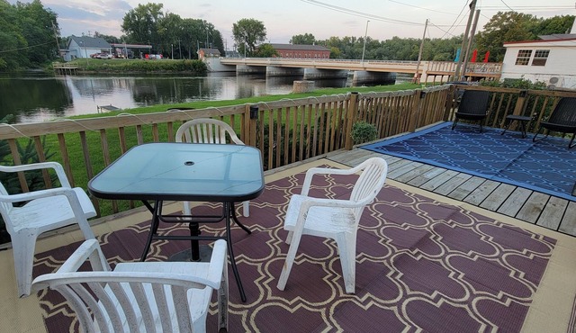 Cozy riverview retreat w/firepit - live music next-door Harvey House on weekends