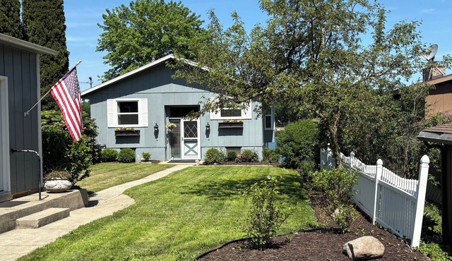 Cozy Spotless Lake Cottage- Sports Lake, Gorgeous Sunsets, and Relaxation+
